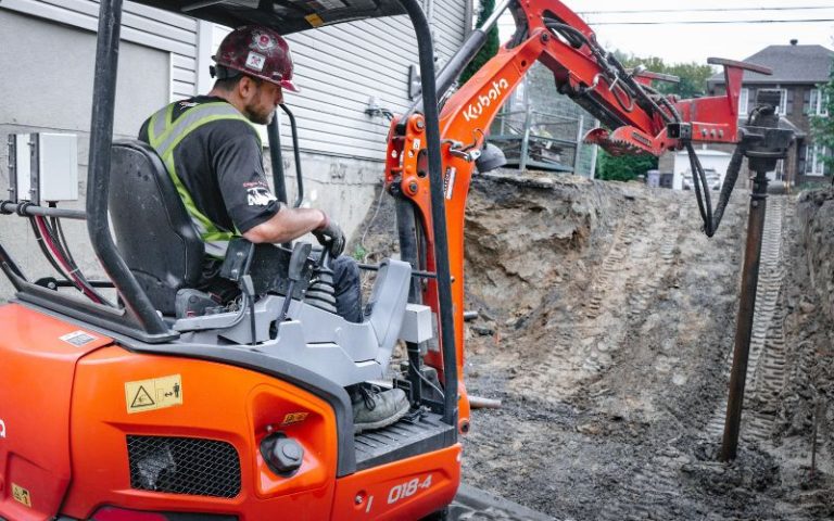 Homme dans une petite excavatrice au travail